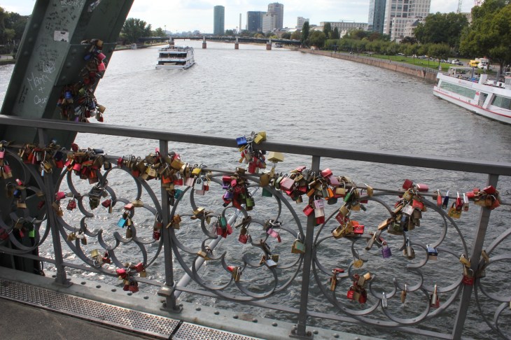 kısmetini açmak isteyenler bu köprüde dilek dileyip kilit vuruyorlar..