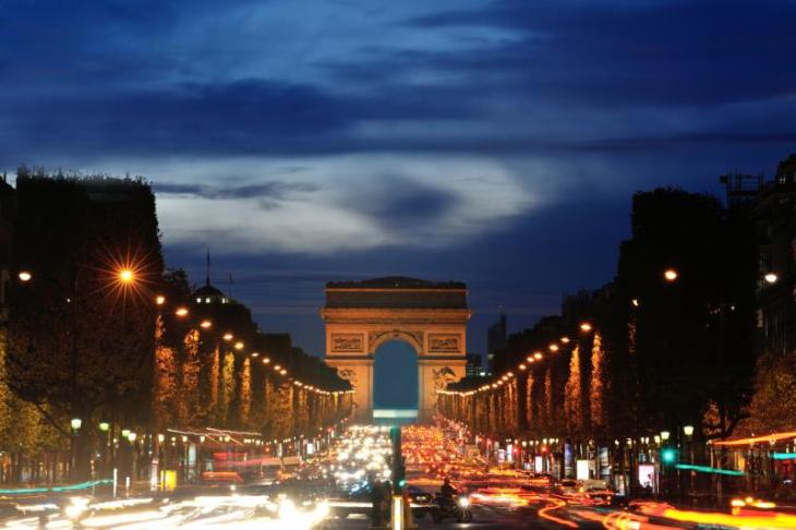champs-elysees-avenue-arcetiomphe-night-paris-france